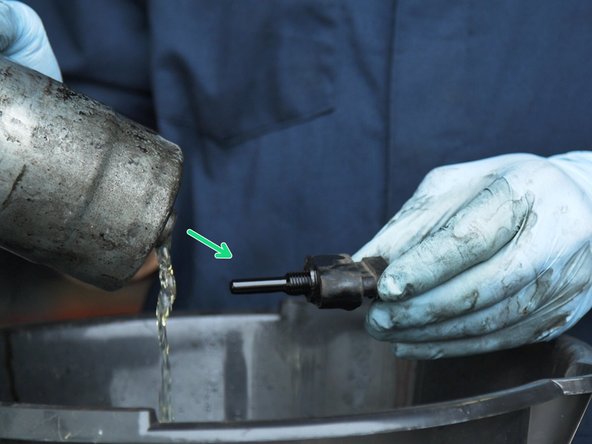 Placer un bac sous le filtre à carburant ,dévisser le capteur et laisser le carburant s’écouler.