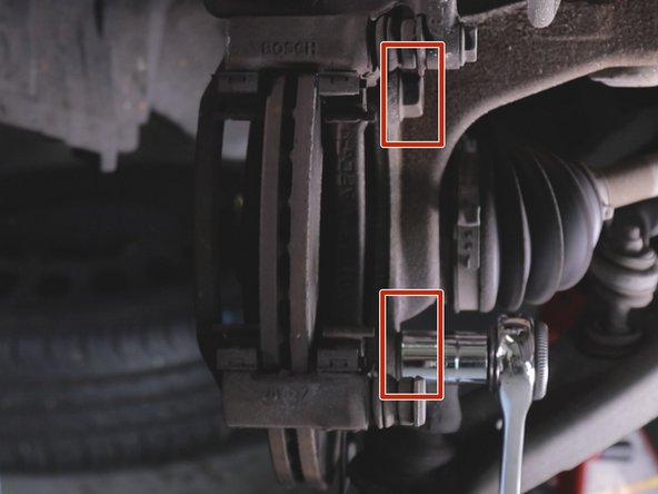 Vous devez maintenant retirer la chape, pour se faire dévissez les 2 vis du haut et du bas à l'aide du cliquet
