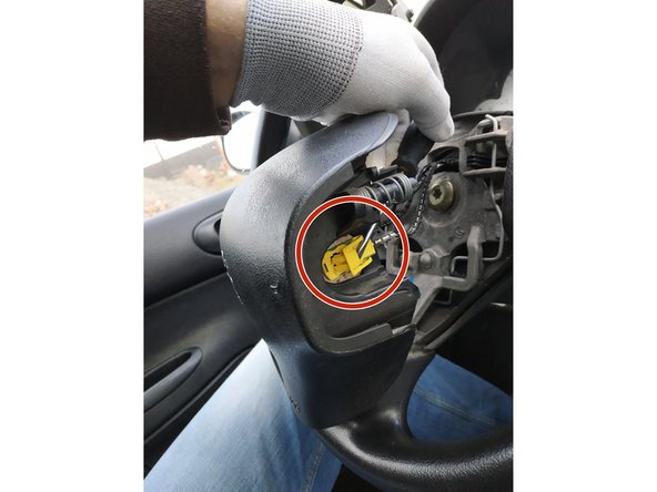 déconnecter la fiche jaune et verte à droite de l'airbag en retirant le rabat de verrouillage