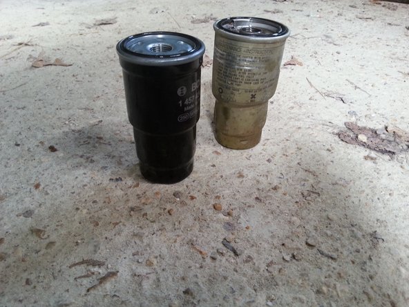 Comparer l'ancien et le nouveau filtre à carburant (longueur, diamètre)