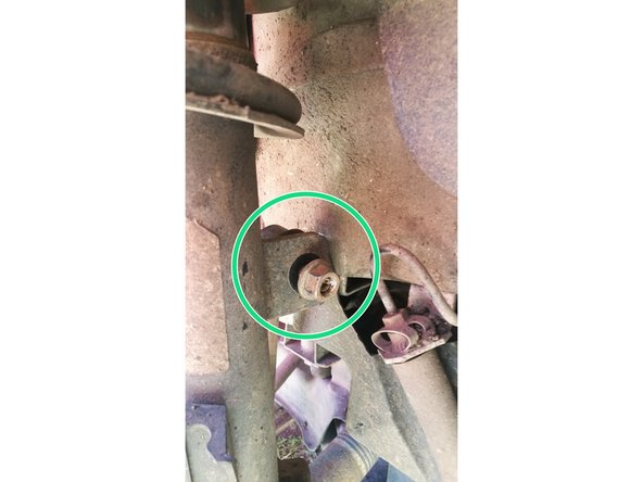 Dévisser l'écrou inférieur qui fixe la biellette