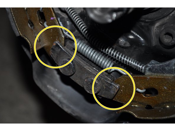 Retirer la pièce d'écartement pour mettre en place les appuis sur la butée inférieure