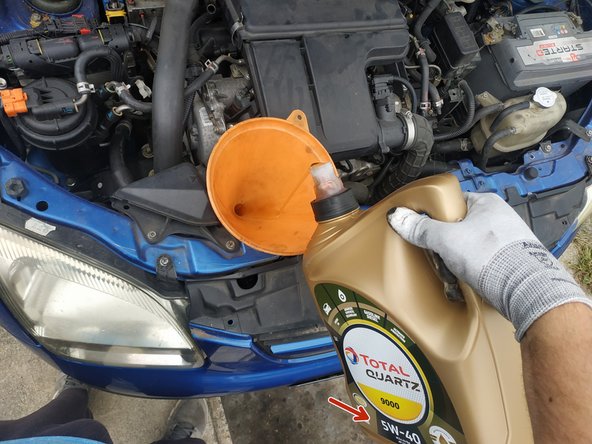 Si vous avez utilisé des rampes de levage ou des chandelles, il va falloir absolument les retirer. Le niveau d'huile se fait impérativement sur sol plat.