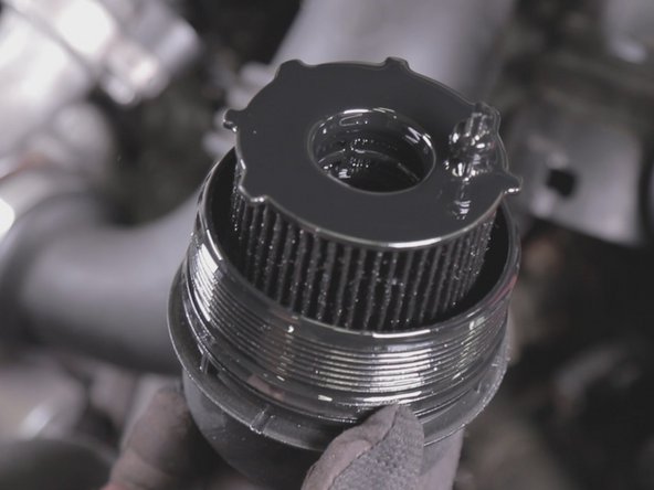 Une fois desseré,dévisser et retirer à la main la cloche du filtre à huile.