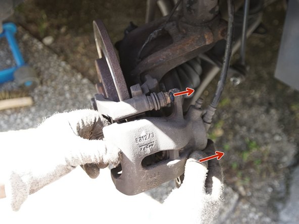 Retirez les deux vis de l'étrier à l'aide d'une clé plate de 13 et d'une clé à pipe de 13