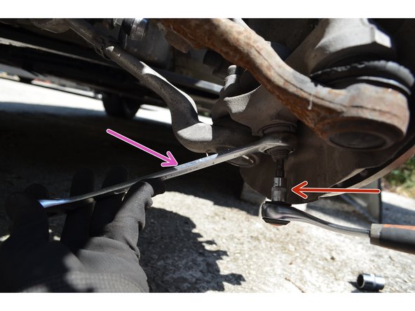 Insérez une clé à œil de 21mm sur l'écrou.