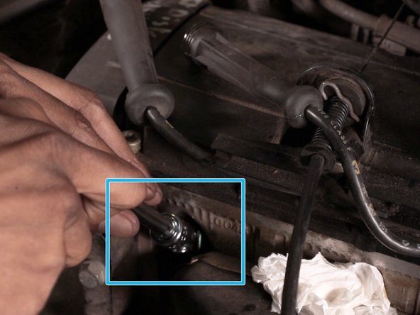 Repositionner la nouvelle bougie dans le puit puis visser à l'aide de la douille et de la rallonge