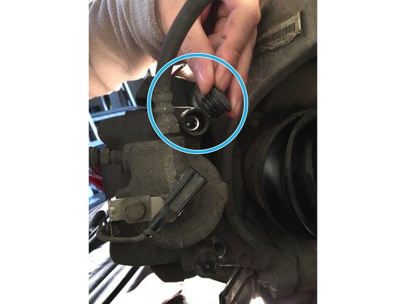 Resserrez les colonnettes via les vis à 6 pans derrière les cache-poussière (après avoir pris soin de les nettoyer et de les regraisser à la graisse cuivrée par exemple), rebranchez le témoin d’usure, refermez votre bocal de liquide de frein,