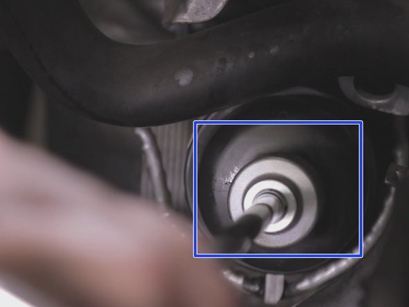 Resserrer la cloche à l'aide d'un cliquet d'une rallonge et d'une douille de 27.