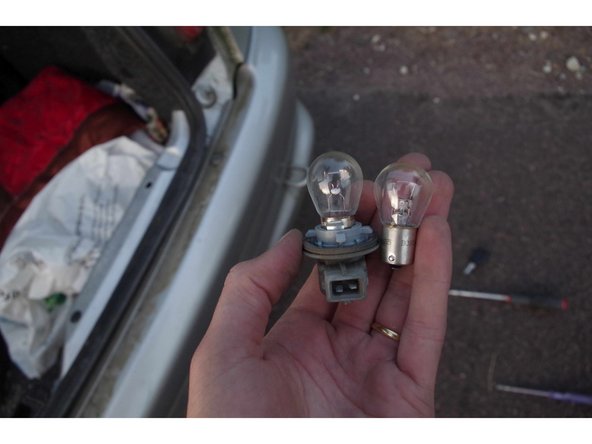 Comparez ensuite les ampoules, ici il faut l'ampoule P21W.