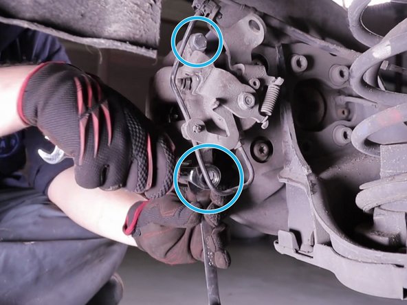 Remettre l'étrier en place et serrer les vis d'étrier à l'aide de la clé plate de 13 et de la clé à cliquet, en commençant par celle du haut