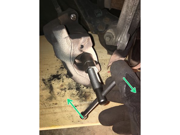 Ouvrez le bocal de liquide de frein sous le capot