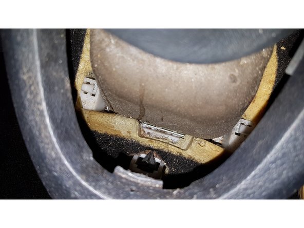 Déclipser le clips qui se trouve devant le pommeau de vitesse