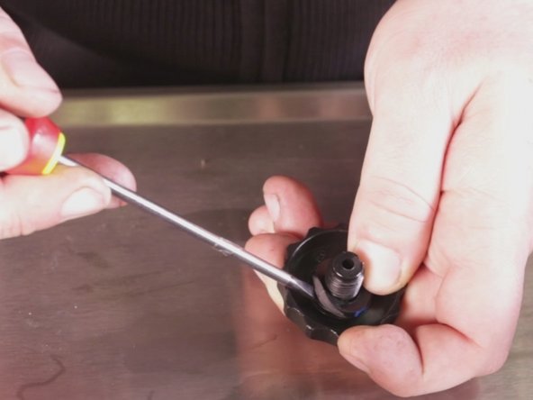 Retirer le joint du bouchon du nouveau filtre