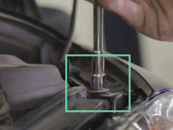 Revisser et serrer les trois vis du phare