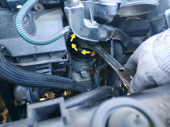 On ne doit rencontrer absolument aucune résistance. Si la cloche force, n'insistez pas : dévissez tout, présentez la cloche correctement et recommencez à visser.