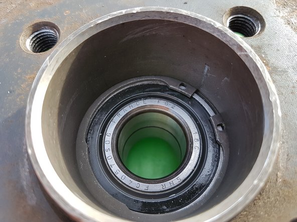 Enlever le circlip avec une pince à bec ou pince à circlip.