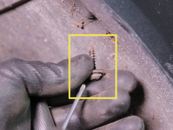 A l 'aide d'une clé Torx T20 dévisser les vis du pare boue