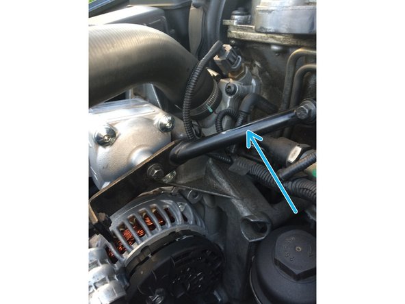 Déposer la bride à l'arrière de la pompe