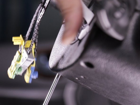 Serrer les deux vis de la coquille inférieure pour serrer cette dernières