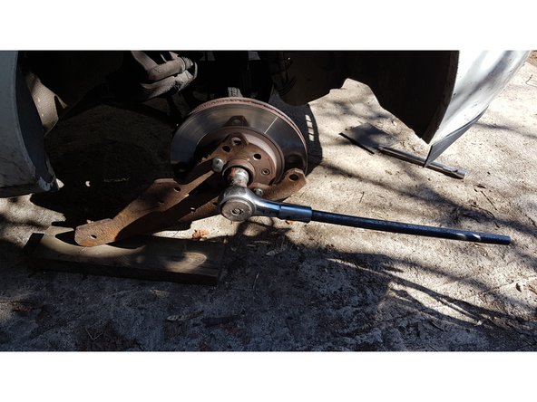 A l'aide d'une douille de 30, débloquer l'écrou de direction (c'est serré à 28 donc vous pouvez mettre une rallonge)