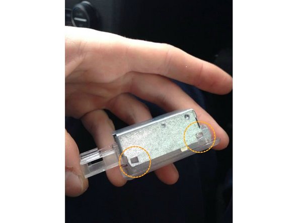 Je vous conseil de prendre votre temps pour cette opération, il ne faut surtout pas casser les clips car sinon la plaque ne tiendra plus très bien.