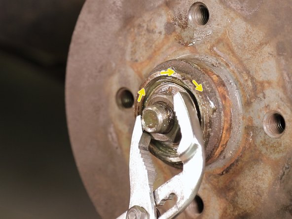 Ce type de roulement conique ne ce bloque pas au serrage, il est ajustable a la main sans forcer