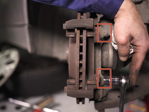Desserrer les deux vis de la chape à l'aide d'un cliquet et une douille de 16