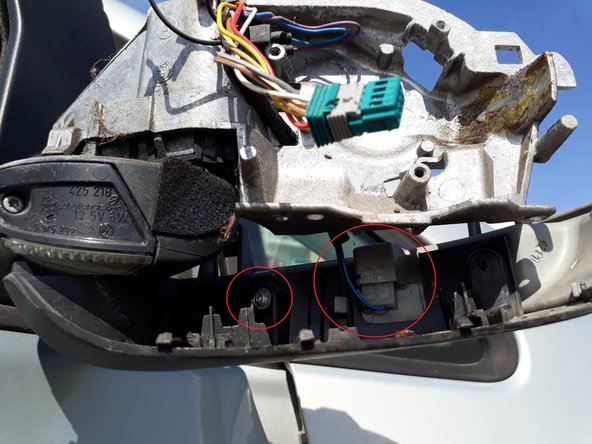 Retirer la vis torx pour libérer le clignotant et retirer le connecteur du clignotant.