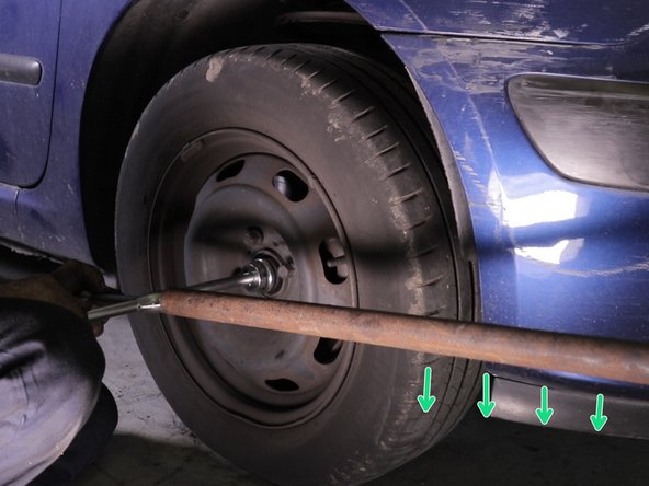 Bloquer l’écrou de cardan avec une barre si necessaire