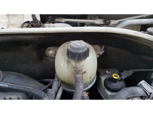 Les 2 durites se trouvent en dessous du bocal de liqude de refroidissement.