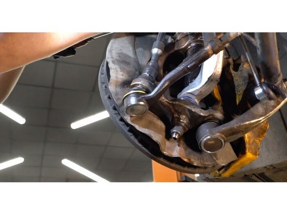 Serrez l'écrou de fixation reliant l'embout de biellette de direction à la fusée d'essieu. Utilisez une douille n° 21. Utilisez une clé dynamométrique. Serrez-le jusqu'à 165 Nm.