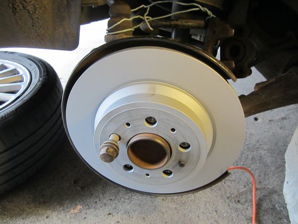 Nettoyer le disque avec un chiffon propre et du Nettoyant Frein afin d'éliminer toutes traces de graisse.