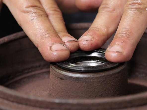 Essuyez le joint au cas-où de la graisse se serait étalé sur le dessus