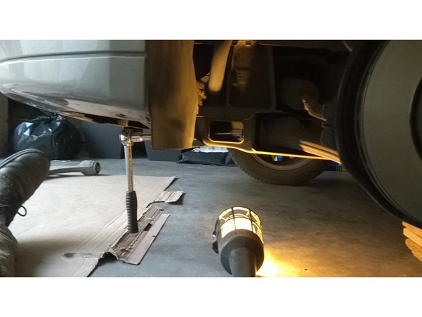 dévisser le premier côté à l'aide d'une douille étoile de 18