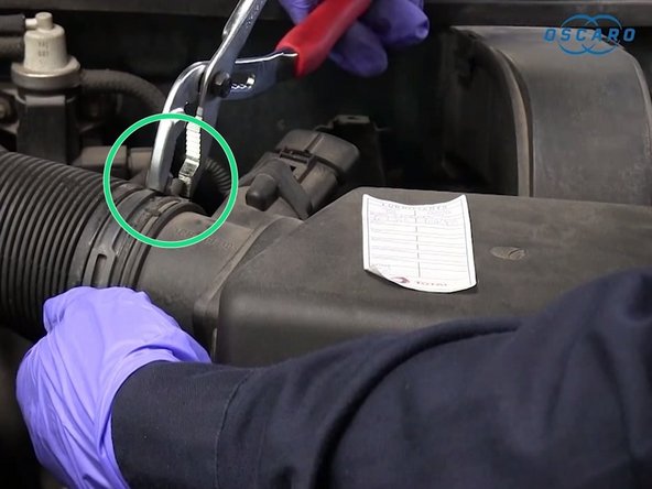 Réemboiter la durite à air et le collier