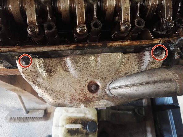 Dévissez les 2 vis de fixation du pare chaleur et le déposer