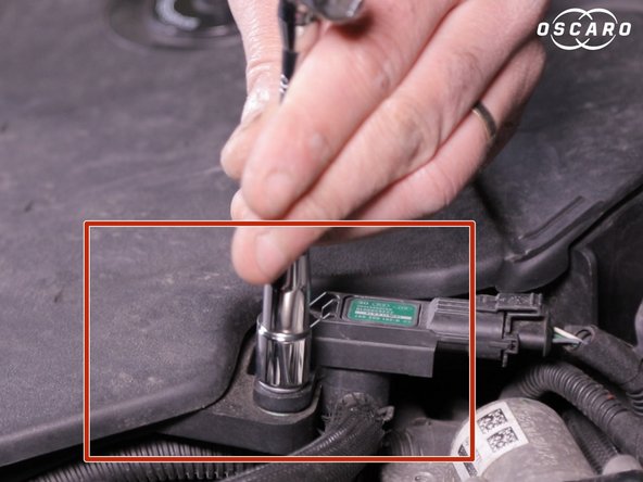 Dévisser avec la clé à pipe de 10 la vis du capteur de pression et retirer la