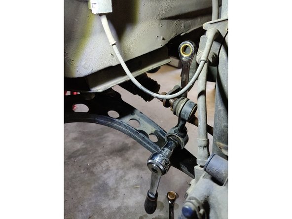 Même opération que précédement mais avec une clé et une douille de 13 mm