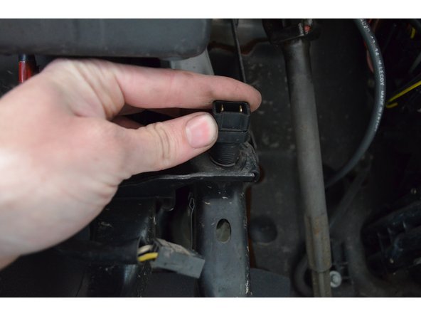 Le contacteur est positionné en force dans l'alésage donc pour le retirer soit vous tirez dessus soit vous le délogez en le dévissant.