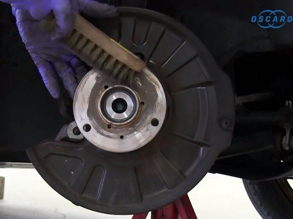 Nettoyer avec une brosse métallique le moyeu
