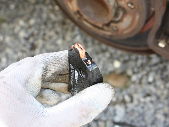 
Apply copper grease to the pads at the pad-caliper contact areas, this will facilitate pad insertion and limit noise when braking.
