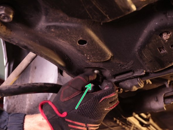 Resserrer les deux vis sous la  voiture