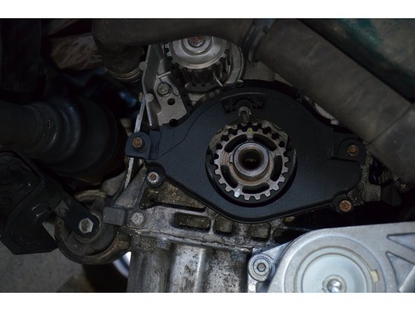 Une fois desserrée, retirez la poulie.