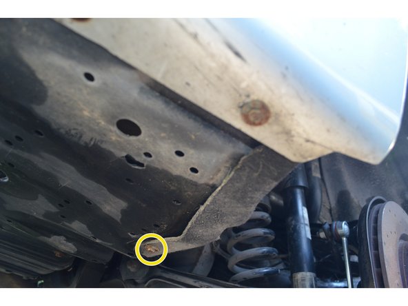 Retirez les 4 écrous à l'aide d'une douille de 10mm.