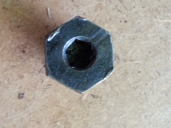 Revisser à la main le bouchon de carter puis serrer à la clé à douille de 21mm