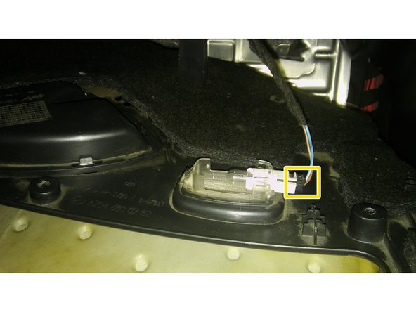 Débrancher en appuyant sur la petite patte noire.