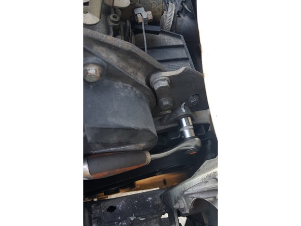 Il y a un écrou de 16mm sur la partie inférieure de l'alternateur.