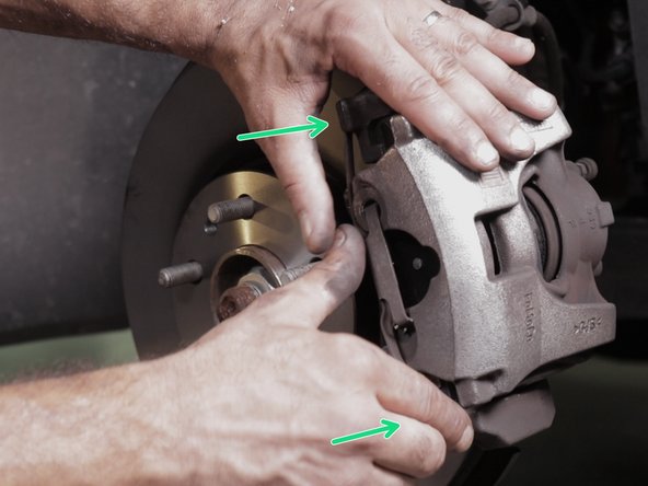 Reposer le ressort sur l'étrier en commençant par un côté