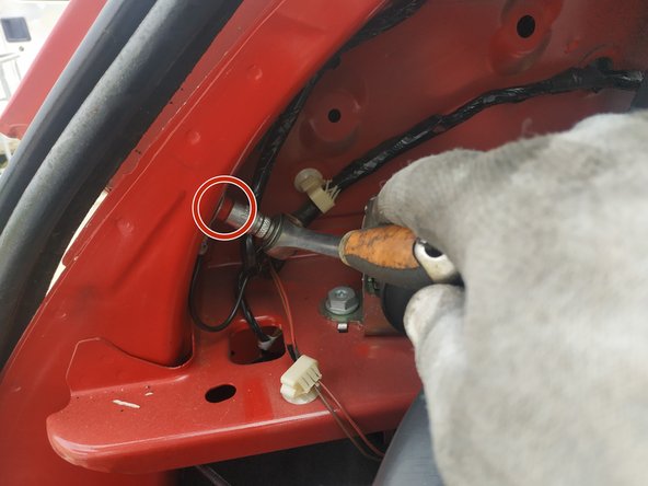 Pour installer le faisceau, on va poser celui-ci dans le coffre. Il s'installe de l'intérieur vers l'extérieur de la voiture.